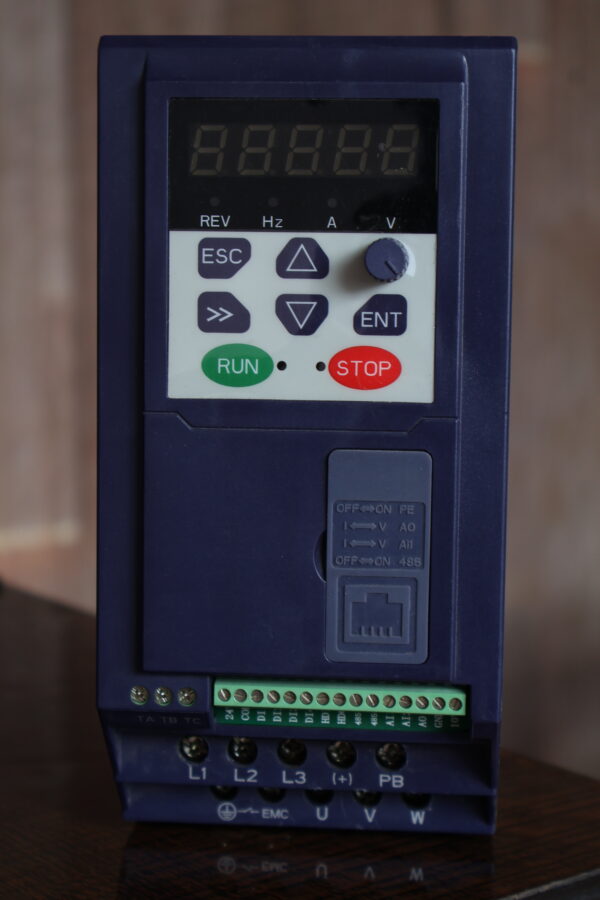 Lubi Electronics 5HP Solar VFD Controller, 3-Phase 440v